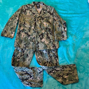 US Navy kids camoflauge 2-piece uniform/costume size small (6-7), NWOT
